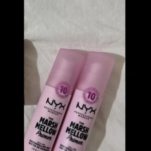 NYX Marsh Mellow Primer duo - Två flaskor NYX Marsh Mellow Primer. Primern har en mjuk formula som jämnar ut huden och ger en slät bas för smink. Perfekt för dig som vill ha en fräsch och hållbar look. 💕💕