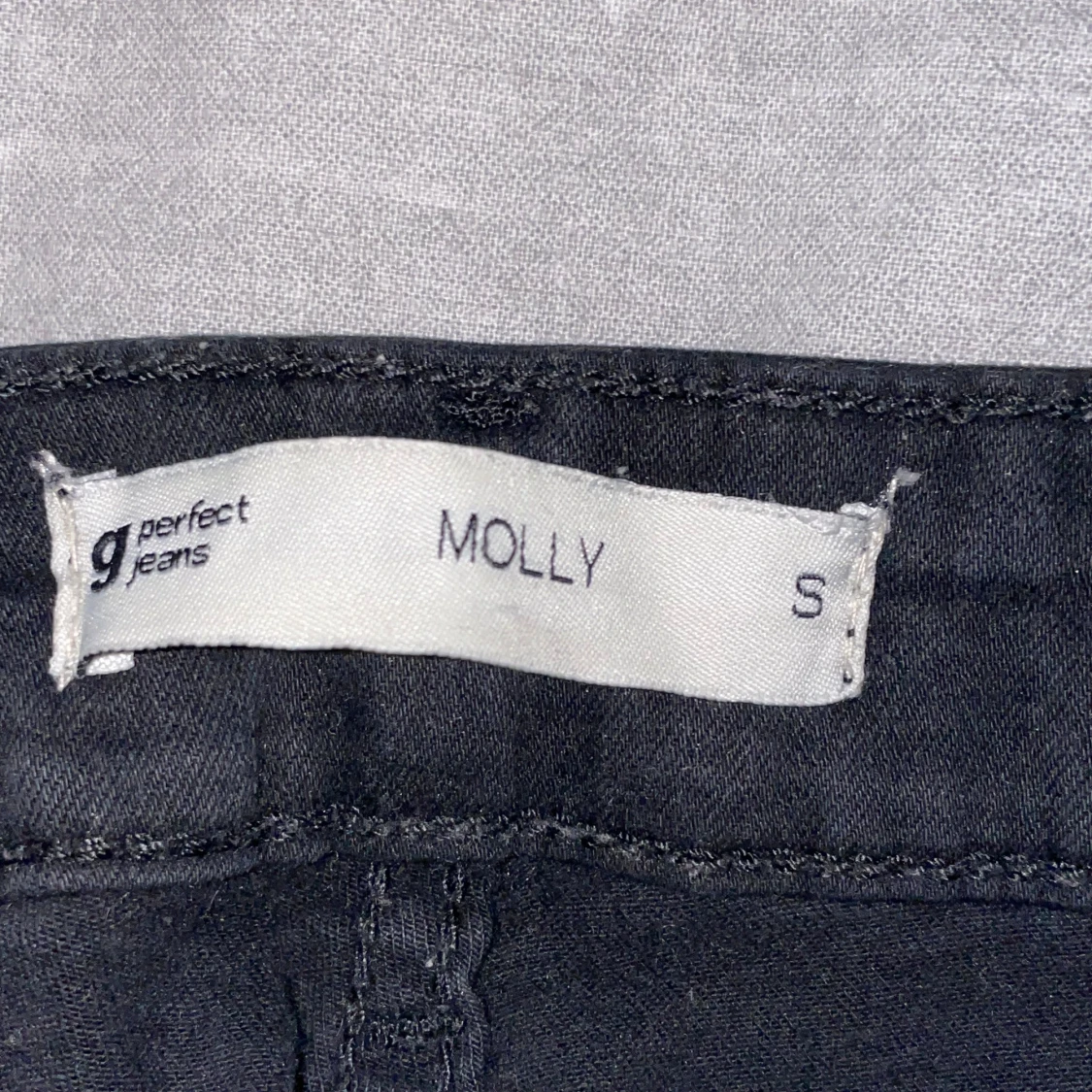 Svarta Molly jeans från Gina Tricot S - 2
