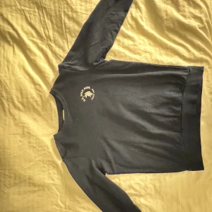 Mörkblå sweatshirt från U.S. Polo Assn. - Mörkblå sweatshirt från U.S. Polo Assn. med rund halsringning och diskret logga på bröstet. Tröjan har långa ärmar och ribbade muddar vid ärmslut och nederkant. Aldrig använd, skickar samma dag som betalning, mer bilder kan lösas Mvh!