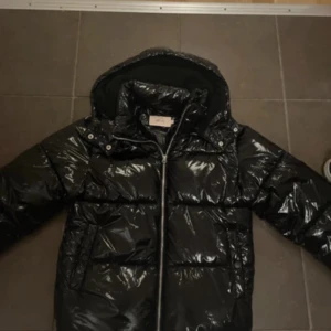 jacka - ntressekoll på min nelly jacka! OBS inte min bild!!! exakt som på bilden bara att dragkedjan och detaljerna är i svart istället för silver ❤️skriv gärna om ni hade kunnat tänka er köpa