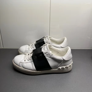 Valentino skor - Valentino skor i storlek 41,5 (passar 42) Skorna är svarta och  i bra skick.  kommer med dustbag. 