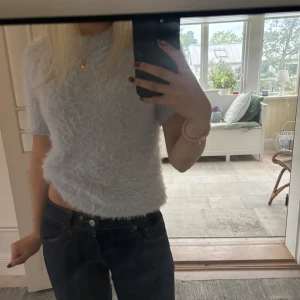 Ljusblå fluffig topp - Supermjuk och fluffig ljusblå topp perfekt både till fest och vardags💓