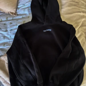 Hoodie från cava company💙 - Superskön hoodie i storlek xs/s, men är oversized i storleken. Använd fåtal gånger, köpt på junkyard. 