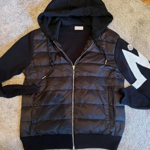 Moncler cardigan  - Snygg svart moncler cardigan storlek M. Kan även passa S men står M i den. Köpt för 3900kr här på plick. Säljer för 2300 men pris kan diskuteras litegrann vid snabbaffär. Inte använd så mycket inga hål eller ingenting