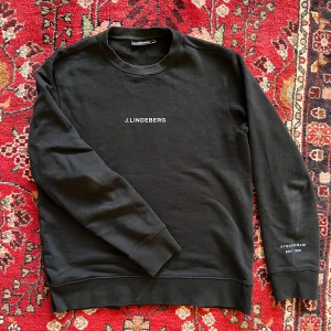 J.Lindeberg tröja - Säljer denna svarta sweatshirt från J Lindeberg i storlek M. Skicket är mycket bra och tröjan är som ny. Skickar den inom 24 timmar. Det är bara att höra av dig för eventuella frågor.