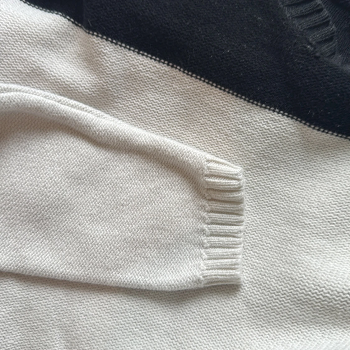 Svartvit stickad tröja från Rut&Circle - 4