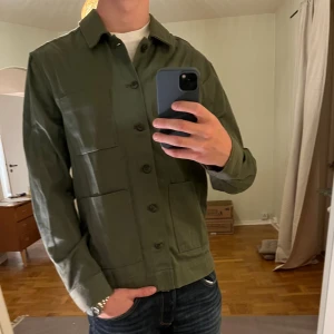 Mörkgrön Overshirt These Glory Days - Säljer denna sjukt snygga Overshirten från These Glory Days⭐️ Färgen är mörkgrön och storleken är M✅ Den har inga defekter och skicket är utomordentligt🙌🤝 Sjukt najs passform och passar perfekt till hösten🍁🙌 Tveka inte på att höra av er dig vid minsta fråga eller fundering😊