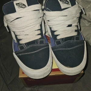 Vans Knu Skool - Använd få tal gånger, köpte från footlocker 1 år sedan, säljer eftersom jag aldrig använder. Skriv om du undrar något 👍 knappast använda tvätta snöret med vatten så är all smuts bort har inte ork till de