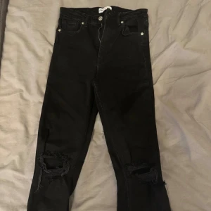 Jeans  - Jeans med slits och hål från Zara