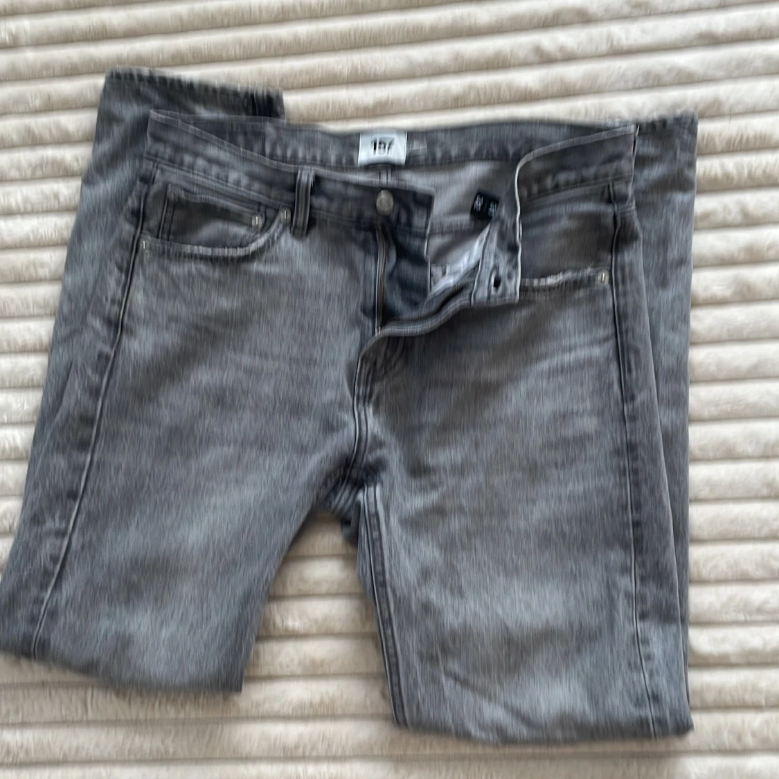 Grå jeansbyxor  - 1