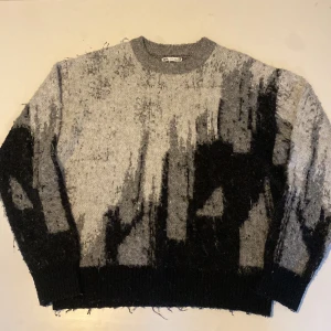 Grå och svart tröja - Säljer denna snygga svart/grå/vita tröja i mohair som behöver nytt hem. Säljer dessa pga förändring av stil, fraktar inom 12h. För fler bilder etc kom privat.👏👏