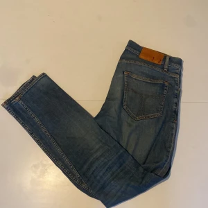 Blå jeans Tiger of Sweden - Ett par snygga jeans som behöver nytt hem. Säljer dessa pga förändring av stil, fraktar inom 12h. För fler bilder etc kom privat.👏👏