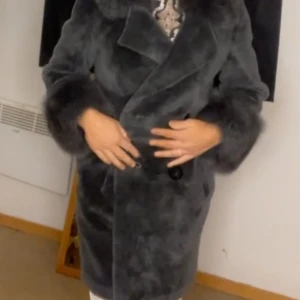 TEDDY CLASSIC // DARK GREY - Otroligt vacker och underbart varm pälsjacka!  Denna klassiska teddyjacka är riktigt härlig att ha på sig, och behagligt varm med päls på kragen och ärmarna.   Teddyjackan ger en mycket exklusiv look, och kan användas till allt!  Definitivt ett måste att ha i jackan! Nypris 5600:- DKK