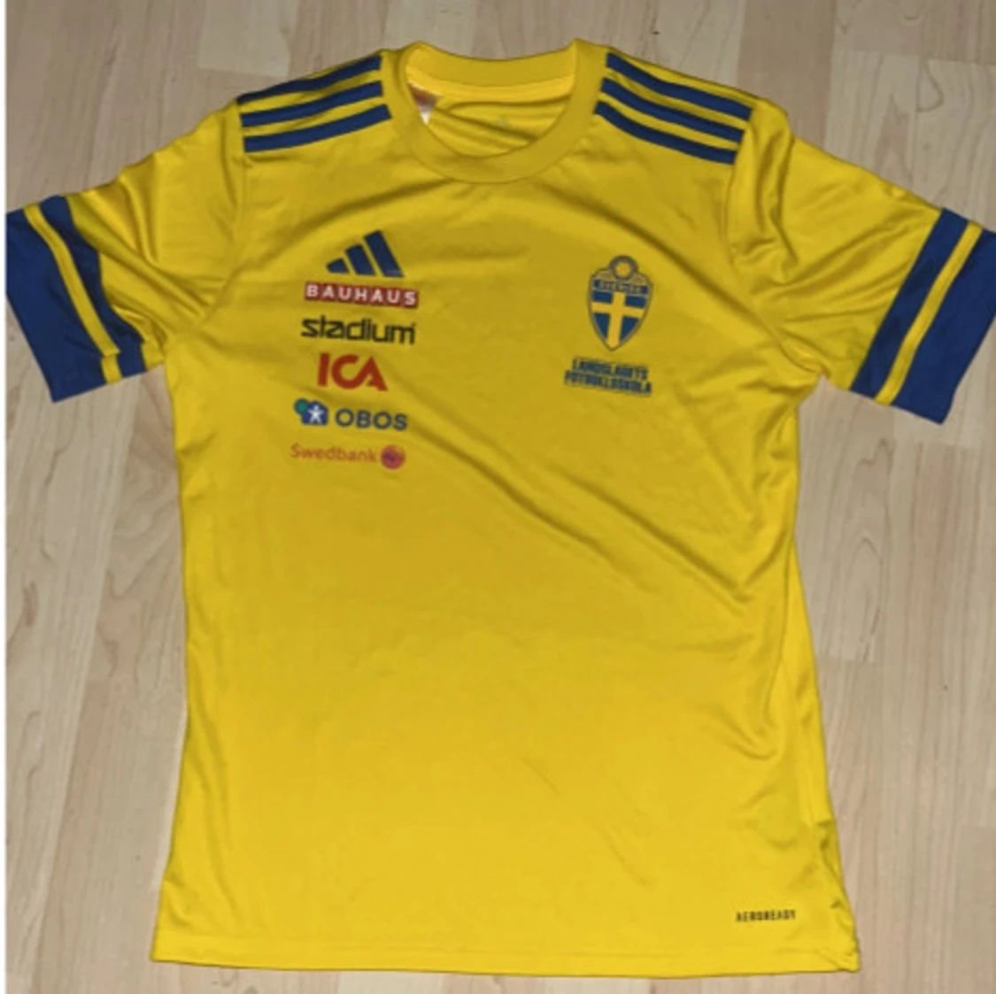 Svenska landslagets fotbollströja Adidas