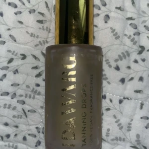 Ida Warg Tanning Drops - Säljer Ida Warg Tanning Drops i Dropparna är 100% veganska och parfymfria, perfekta för att ge ansiktet en solkysst glow. Mer än halva flaskan kvar, använd 3 gånger. 