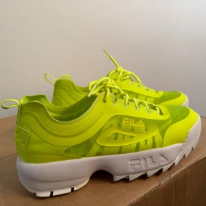 Fila skor sneakers - Sneakers från FILA i storlek 40, aldrig använd. Härlig neon färg med delvis transparant tyg. 