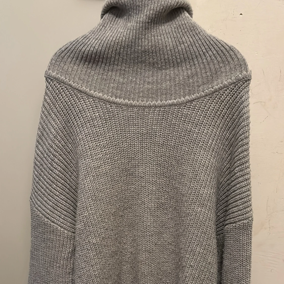 Grå stickad polotröja med slits