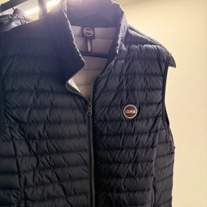  dunväst från Colmar - Colmar väst säljes då den inte används längre!  Storlek medium. I nyskick. Hör av dig för fler bilder!  (Inte mina bilder) obs loggan är mer röd i verkligheten än bilden.