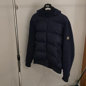 Bvaldi cardigan jacka - Säljer nu min cardigan från bvaldi eftersom jag vill ha något nytt till denna höst/vintern. Där är i väldigt bra skick och använd förra vintern. Passar pefekt för en stilren look och till hösten och vinter som kommer nu. Hör av dig om frågor osv!