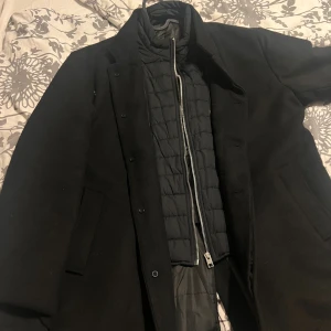 Svart kappa  - Helt ny aldrig använd. Passar XL och XXL