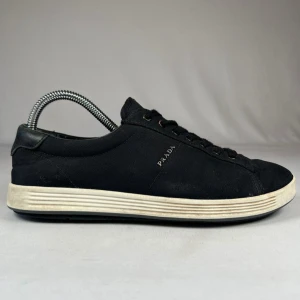 Prada sneaker - Stilrena skor från Prada i bra skick! St 40.5