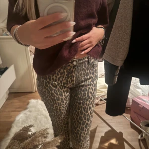 Leopardmönstrade jeans från Perfect Jeans - Säljer ett par snygga leopardmönstrade jeans från Perfect Jeans. Byxorna har mellan midja, utsvängda ben och klassisk femficksdesign. Materialet är stretchigt och bekvämt, perfekt för dig som vill sticka ut med ett djurmönster. 