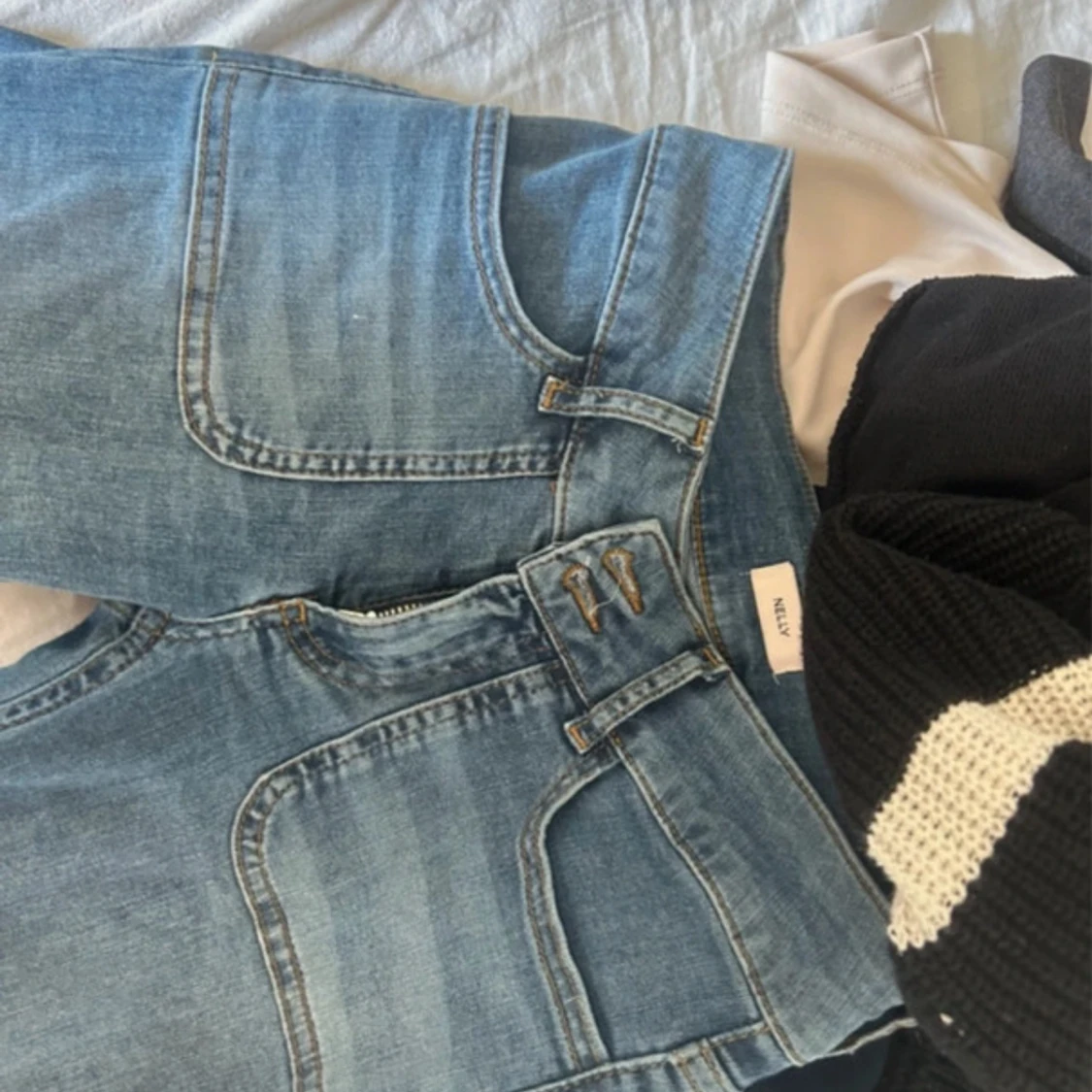 Blå bootcut jeans med fickdetaljer - 4