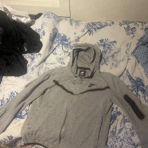 Grå nike tech fleece  - Grå Nike tech utan byxor, finns byxor i min profil 