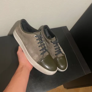 Mörkgröna/olivgröna skor från lanvin  - Mörkgröna/olivgröna skor / Märke:Lanvin / Skick 9/10 / storlek 44 / inget OG medföljes! kontakta via intresse eller annat och pris kan såklart diskuteras!😊