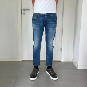 Replay jeans  - Säljer nu dessa Replay jeans, W29 och 32 L men dem är uppsydda en del så skriv för info, skriv för fler bilder/frågor🙌🏼