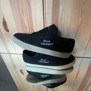 SAINT LAURENT SKOR - Säljer nu mina oanvända saint Laurent skor som jag köpte från YSLs hemsida, endast testade eftersom de va för små för mig. Har allt og alltså box dustbag och ysl kort. Har även ett digitalt kvitto! Pris kan diskuteras vid snabb affär så skriv för frågor eller skicka prisförslag mvh RAFEZI✌️😼🤳🏻