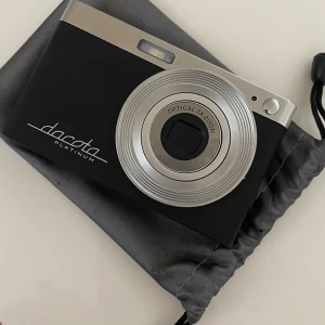  Digital Camera - Intill ny digital kamera haft i år! Minnes kort kommer inte med, laddare och box finns! Köpte för 1047kr!