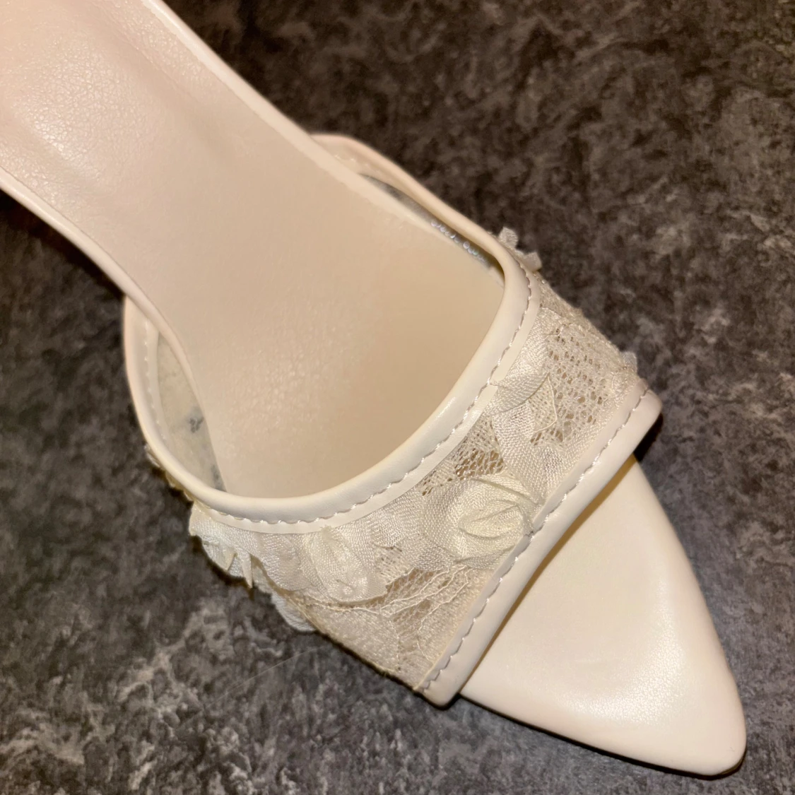 Vita spetsiga klackskor med spets - 3