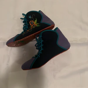 Blommiga svarta kängor med broderi - Skor strl.39China, Skorna har snörning och en platt sula,kreativ och färgglad stil.