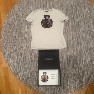 Limitato x Jimi Hendrics  - Vit limitato t shirt.                                                            Defekt på ryggen i form av ett hål, annars toppen skick.