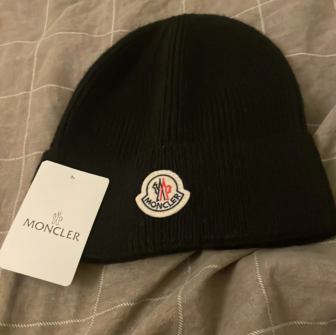 Svart Moncler mössa i ull