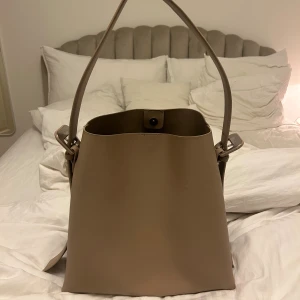 Beige mango väska  - Jättefin och rymlig väska! Fin förövrigt på dem två sista bilderna, men man tänker inte så mycket på det. Pris går att diskutera pgr skadorna 💕