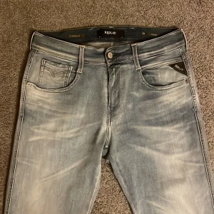 Replay Anbass Hyperflex - Replay anbass jeans w30 l30 skick 9/10 nästan helt nya. Mått längd 101cm, midja 39cm, innelår 76cm. Pris kan diskuteras meddela mig vid frågor eller funderingar.