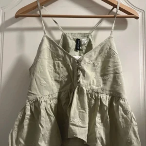 Grön linnetopp från hm - Jättefin söt topp, helt ny med prislapp!!