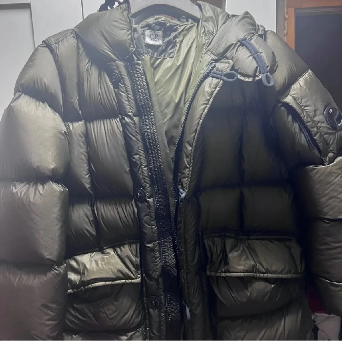 Olivgrön dunjacka från C.P. Company