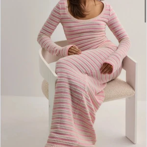 Randig rosa och vit långklänning - Superfin långklänning med breda ränder i rosa och vitt. Säljer hela sättet Topp i S kjol i M