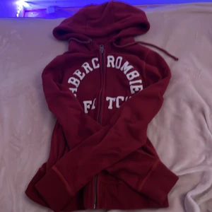 Röd hoodie från Abercrombie & Fitch XS - Jättefin mörkröd Abercrombie & Fitch zip up. Passar XS, väldigt bra skick och knappt använd. Köptes innan från sellpy. Pris går att diskutera💕