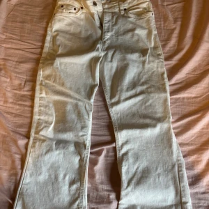 Vita bootcut jeans från Zara - Snygga vita jeansbyxor med bootcut. Byxorna har hög midja och raka ben som släpper ut vid ankeln💞