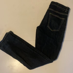 mörk Blåa jeans - Ett par snygga jeans som behöver nytt hem. Säljer dessa pga förändring av stil, fraktar inom 12h. För fler bilder etc kom privat.👏👏