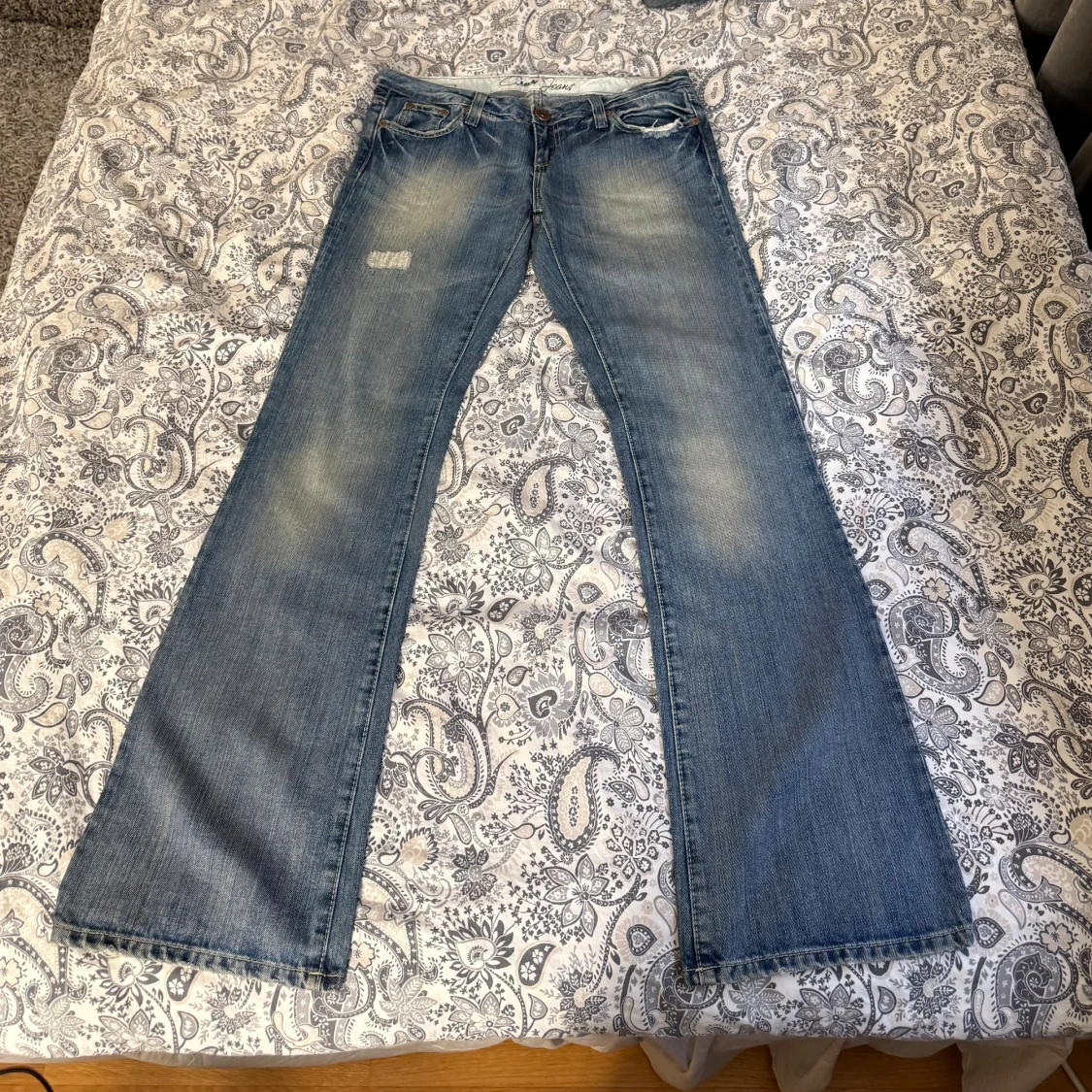 Lågmidjade utsvängda jeans  - 1