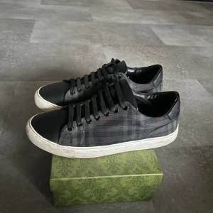 Burberry Sneakers - Tja, säljer mina unika burberry skor då jag tyvärr har vuxit ur dom, ett par favorit skor som har varit med mig länge men som fortfarande är i gott skick. Inga defekter osv, bara tecken på användning. En tvätt sen ser dom helt nya ut igen😁 Skick: 8,5/10. Tveka inte att höra av dig vid intresse! 