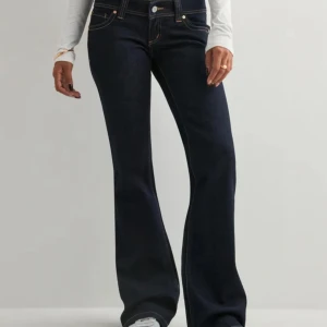 Abrand Jeans - Super snygga jeans ifrån Abrand. Modell 00 super low kick tall. Knappt använda och säljer då dom är lite korta för mig, jag är 1,76 men skulle säga att de passar perfekt för någon som är ungefär 1,70 då dom är gjorde för långa personer. Och dom är jätte lågmidjade! 🩷