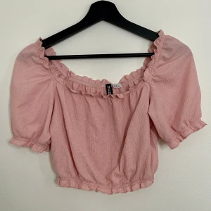 Crop top med puffärmar - Lite noppig därav låga priset! Men jättegullig!
