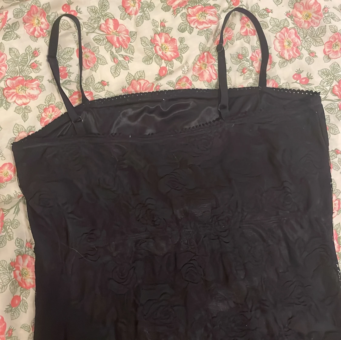 Svart spetsklänning med rosett - 2