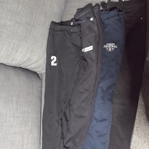  Mjukisbyxor/jeans - Alla andra är lite använt men den svarta jeansen är helt ny kom privat om du är intresserat för att köpa en men annars är det 250kr för alla dom 